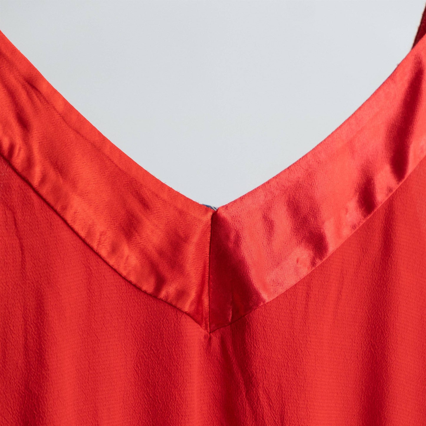 V-neck tank top with satin band Red